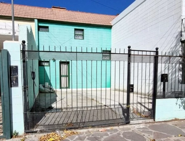 Venta. Casa de 2 plantas, en muy buen estado de conservación.- - Remedios de Escalada 780
