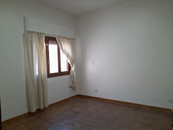 CASA DE 3 DORMITORIOS + QUINCHO EN VENTA | ZONA CÉNTRICA DE TRELEW - Pasaje Córdoba 558 - foto 4