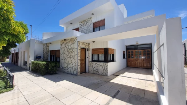 VENTA.  Amplia y cómoda casa en zona sur. - Pasaje Posadas