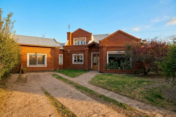 TU CASA SOÑADA CON PATIO Y PISCINA - Pellegrini 2854