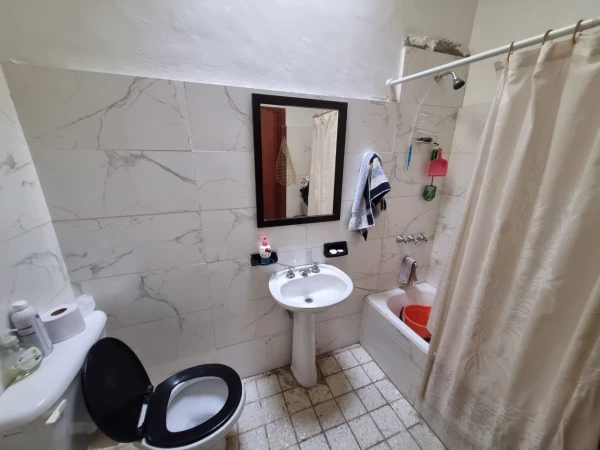 BAJAMOS EL PRECIO!   Hermosa Casa SEMICENTRICA! - Rondeau 126 - foto 4