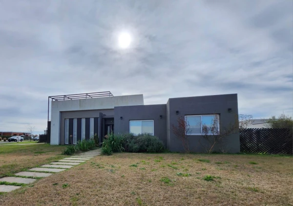VENTA CASA SAN SEBASTIAN AREA 8 PILETA TERRAZA CON FOGONERO - Boote al 100 - foto 2