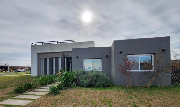 VENTA CASA SAN SEBASTIAN AREA 8 PILETA TERRAZA CON FOGONERO - Boote al 100 - foto 4