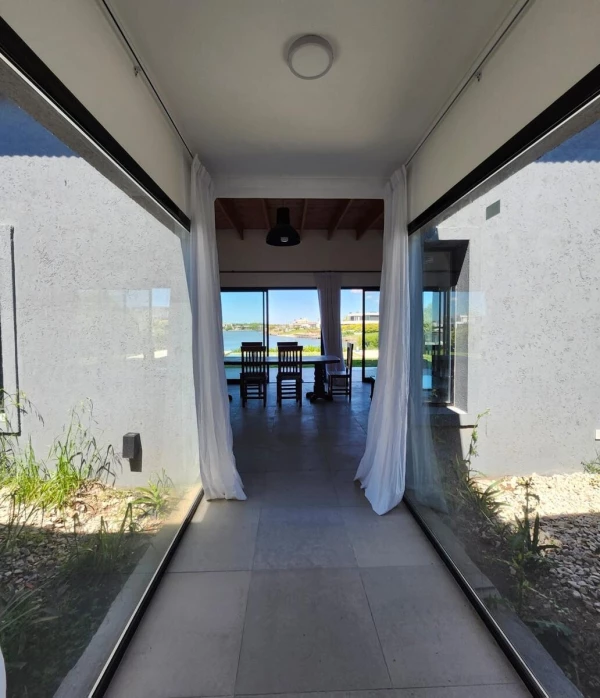 VENTA CASA A LAGUNA CON PILETA ESCRITURABLE - Boote al 100 - foto 6